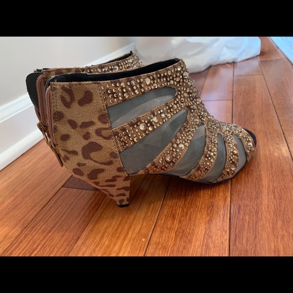 Shoes - never worn feels more like size 8- - Picture 2 of 5